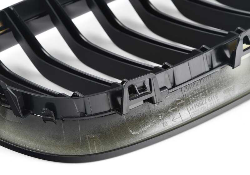 Rejilla decorativa frontal izquierda OEM 51117464493 para BMW Serie 3 F30, F30N, F31N, F35, F35N. Pieza original BMW.