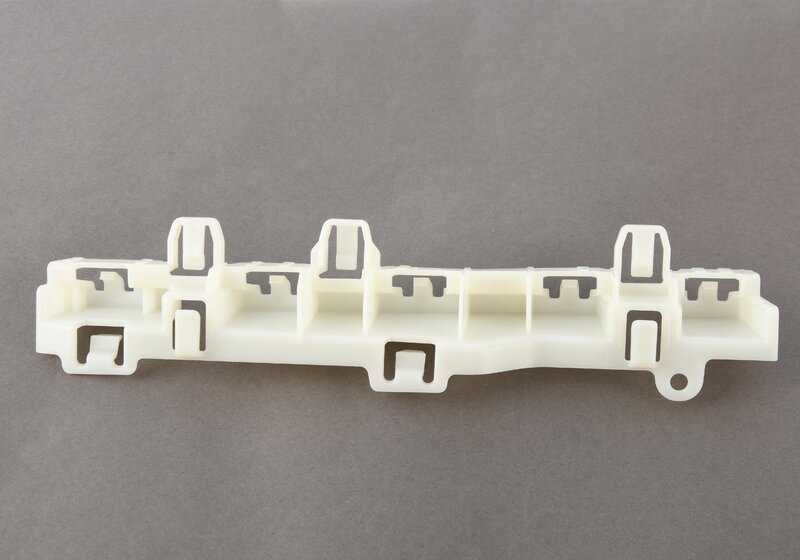 Soporte lateral izquierdo OEM 51778074899 para BMW G82 M4, M4 GT4, M4 CSL y M4 Competition. Compatible con modelos desde 11/2020 hasta 03/2025. Pieza original BMW.