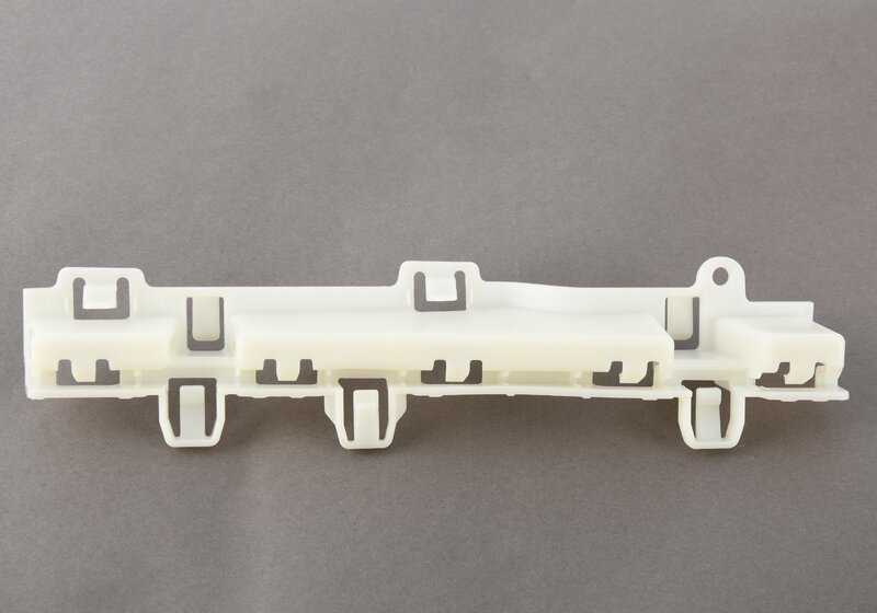 Soporte lateral izquierdo OEM 51778074899 para BMW G82 M4, M4 GT4, M4 CSL y M4 Competition. Compatible con modelos desde 11/2020 hasta 03/2025. Pieza original BMW.
