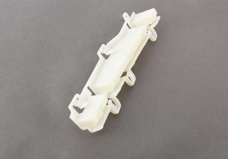 Soporte lateral izquierdo OEM 51778074899 para BMW G82 M4, M4 GT4, M4 CSL y M4 Competition. Compatible con modelos desde 11/2020 hasta 03/2025. Pieza original BMW.
