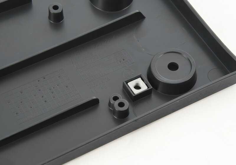 Soporte de matrícula OEM 51117462272 para BMW i3 (I01). Compatible con versiones US/Japón. Original BMW.