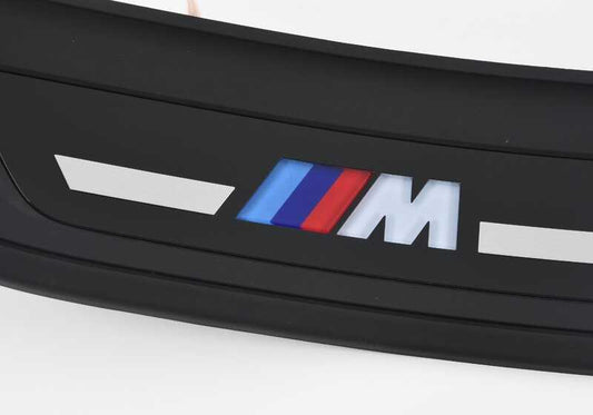 Embellecedor de entrada iluminado trasero izquierdo OEM 51478081395 para BMW F90N M5 Competition. Pieza original BMW.