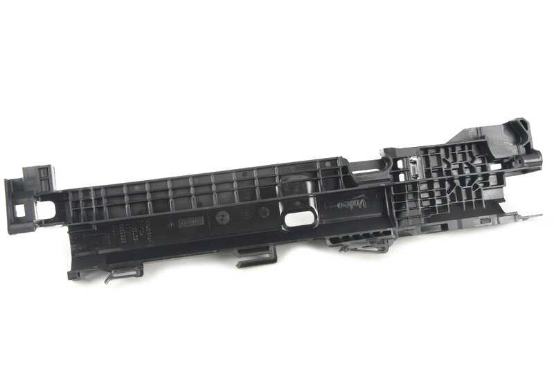 Cubierta plástica derecha OEM 17118666839 para BMW Serie 2 G42, Serie 3 G20/G21/G28, Serie 4 G22/G23/G26, Z4 G29. Pieza de sujeción del radiador. Original BMW.
