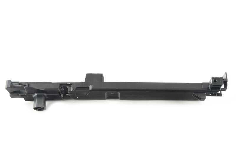 Cubierta plástica derecha OEM 17118666839 para BMW Serie 2 G42, Serie 3 G20/G21/G28, Serie 4 G22/G23/G26, Z4 G29. Pieza de sujeción del radiador. Original BMW.