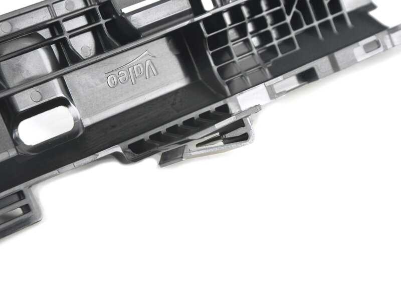 Cubierta plástica derecha OEM 17118666839 para BMW Serie 2 G42, Serie 3 G20/G21/G28, Serie 4 G22/G23/G26, Z4 G29. Pieza de sujeción del radiador. Original BMW.
