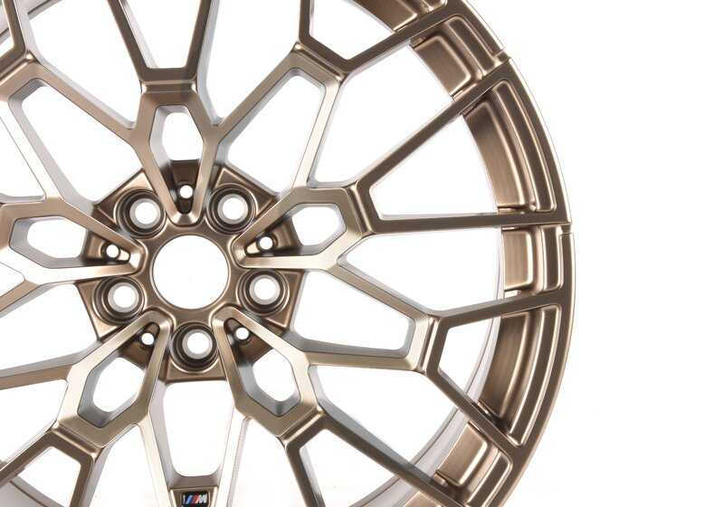 Tire de liga de liga original BMW M Radios Estrella 827 de 20 "em OEM de bronze de ouro 3610784366 Para BMW G80 M3 CS e BMW G82 M4 CS. Compatível com modelos com tração total. BMW original.