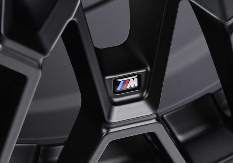 Llanta de aleación OEM 36108093840 diseño M Doble Radio 827 en negro mate para BMW G80 M3 CS, G82 M4 CSL y G82N M4 CS. Compatible con versiones xDrive y propulsión. Original BMW.