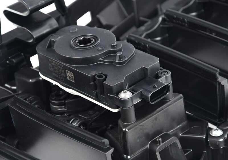 Conducto de aire con control de aletas superior OEM 51745A22C63 para BMW G20. Original BMW.