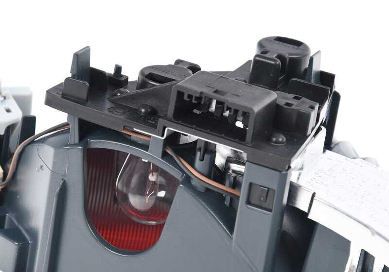 Luz trasera en tapa del maletero izquierda OEM 63217350697 para BMW X1 F48. Original BMW.