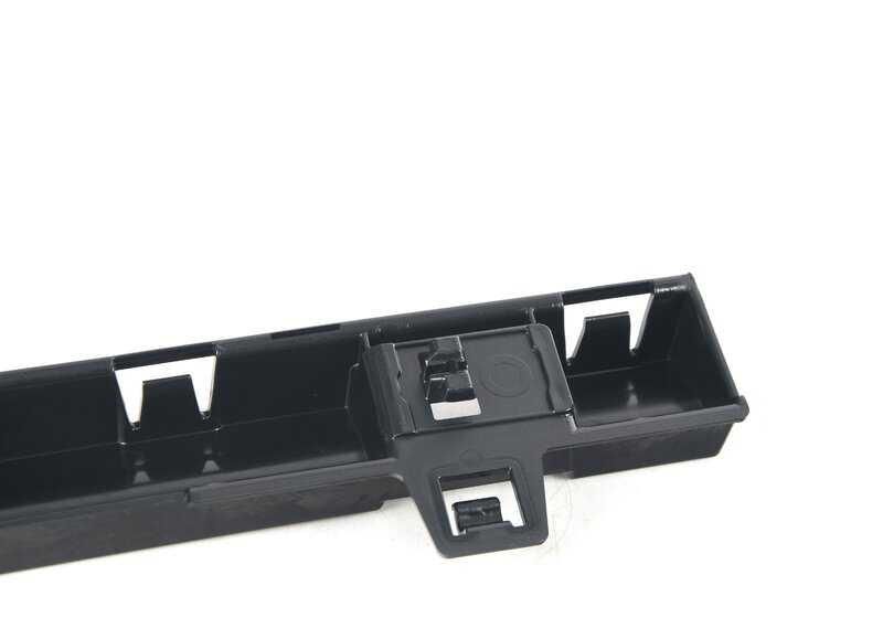 Moldura lateral central derecha OEM 51778065432 para BMW F87. Original BMW.