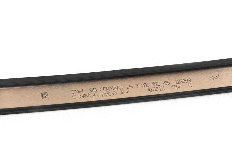 Moldura embellecedora de techo pintada izquierda OEM 51138061449 para BMW F82, F83. Original BMW.