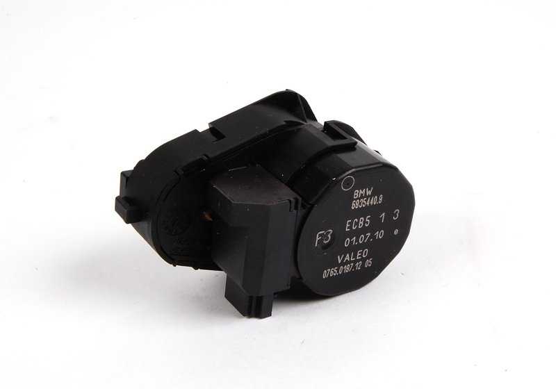 Motor de compuerta aire pies OEM 64116935440 para BMW E39, E53. Controla el flujo de aire hacia los pies. Recambio original BMW.