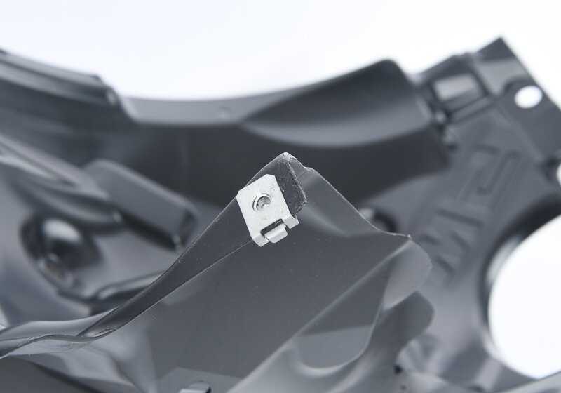 Tapizado interior del paso de rueda trasero derecho OEM 51718085258 para BMW F87 (M2). Original BMW.