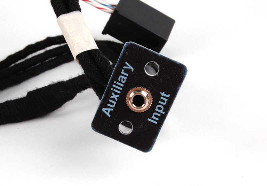 Adaptador entrada auxiliar OEM 65120153502 para BMW E39, E60, E61, E63, E64, E83, E53, E85, E86. Ideal para conectar móvil o MP3 al coche. Repuesto original BMW.