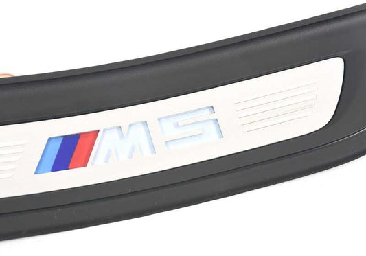 Moldura de entrada iluminada trasera derecha OEM 51478061072 para BMW M5 F90 (2016-2023). Original BMW.