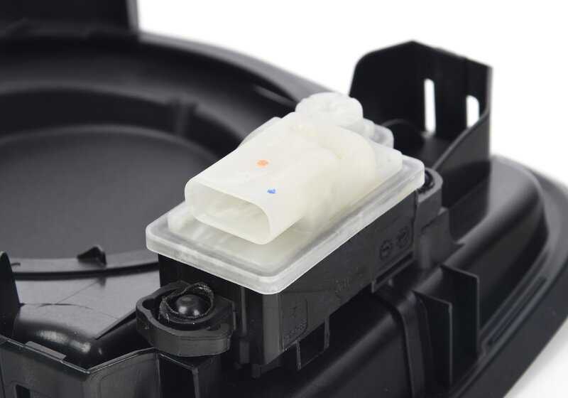 Tapa protectora del conector de carga OEM 51177358843 para BMW Serie 7 G11, G12 (740e, 745e, 740Le, xDrive). Compatible con modelos híbridos enchufables. Original BMW.