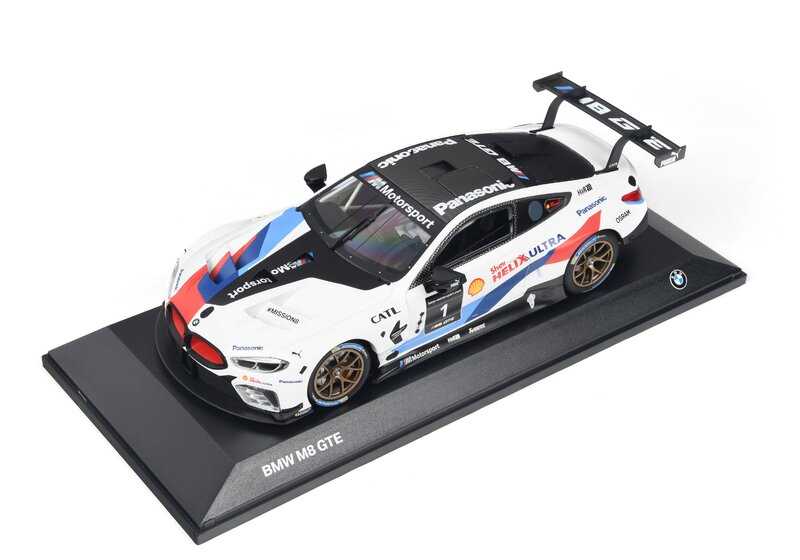 Miniatura de colección BMW Motorsport M8 GTE 1:18 con detalles originales y techo efecto carbono. Ideal para fans de BMW. OEM 80435A51946. Para todos los aficionados. Original BMW.