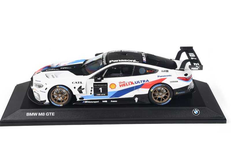 Miniatura de colección BMW Motorsport M8 GTE 1:18 con detalles originales y techo efecto carbono. Ideal para fans de BMW. OEM 80435A51946. Para todos los aficionados. Original BMW.