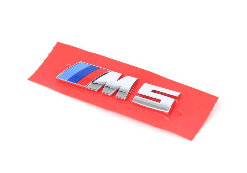 Emblema rejilla delantera izquierda OEM 51138071510 para BMW F90 M5 (2017-2020). Pieza original BMW.