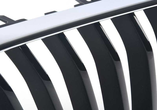 Rejilla decorativa frontal derecha OEM 51137295524 para BMW F22, F23. Original BMW.
