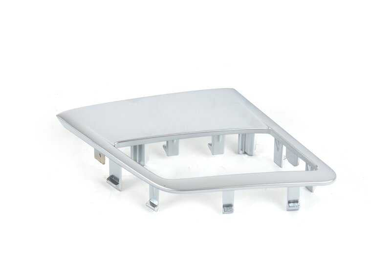 Embellecedor izquierdo cromado perlado OEM 51415A014F3 para BMW Serie 2 G42 y G87. Repuesto original BMW.