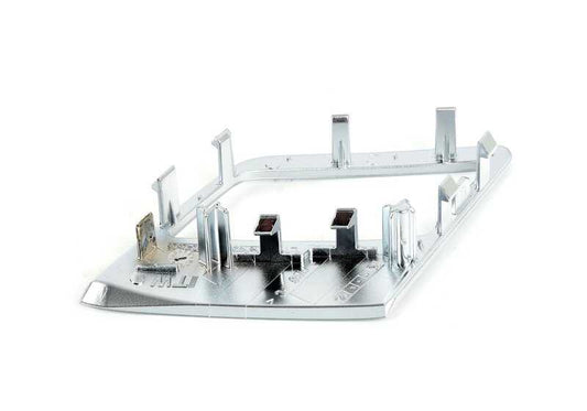 Embellecedor izquierdo cromado perlado OEM 51415A014F3 para BMW Serie 2 G42 y G87. Repuesto original BMW.