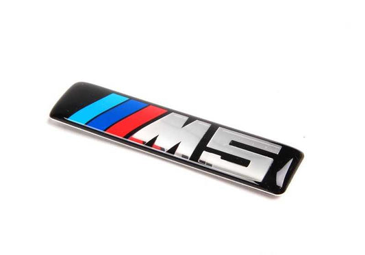 Emblema trasero "M5" OEM 51137898311 para BMW E60 M5 y E61 M5. Compatible con modelos NB91, NB92, PV91, y PV92. Original BMW.
