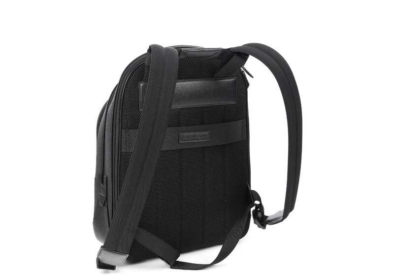 Mochila Montblanc de piel original para BMW OEM 80225A8F292. Compatible con todos los modelos BMW: Serie 1 (F20), Serie 3 (F30, G20), Serie 5, X1, X3, X5, etc. Ideal para documentos y portátil. Original BMW.