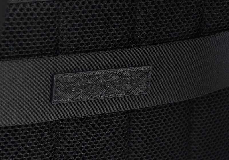 Mochila Montblanc de piel original para BMW OEM 80225A8F292. Compatible con todos los modelos BMW: Serie 1 (F20), Serie 3 (F30, G20), Serie 5, X1, X3, X5, etc. Ideal para documentos y portátil. Original BMW.