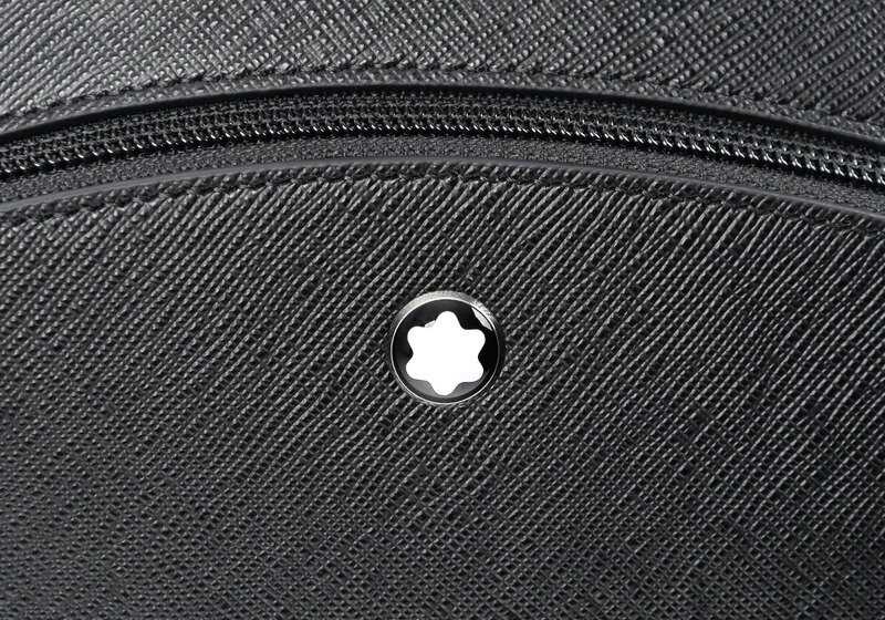 Mochila Montblanc de piel original para BMW OEM 80225A8F292. Compatible con todos los modelos BMW: Serie 1 (F20), Serie 3 (F30, G20), Serie 5, X1, X3, X5, etc. Ideal para documentos y portátil. Original BMW.