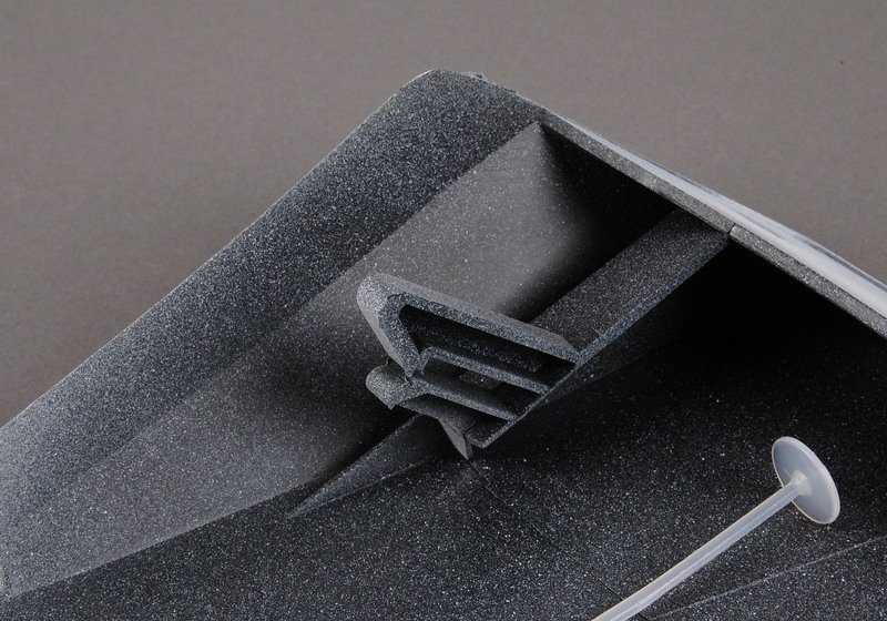 Tapa lateral izquierda OEM 51112232631 para BMW E34. Original BMW.