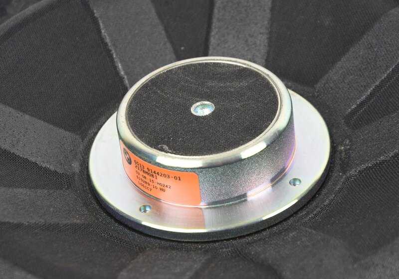 Subwoofer derecho OEM 65139143134 para BMW E60, E61, E63, E64. Original BMW.