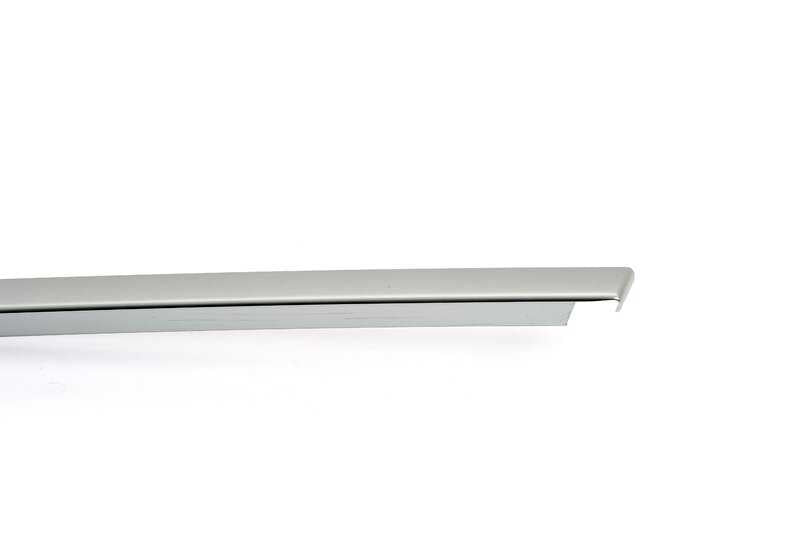 Embellecedor marco ventana puerta delantera izquierda OEM 51317335623 para BMW F26 X4. Original BMW.