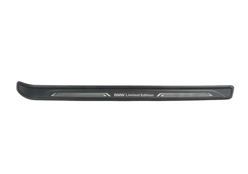 Embellecedor de entrada derecha OEM 51417363866 para BMW E82. Recambio original BMW.