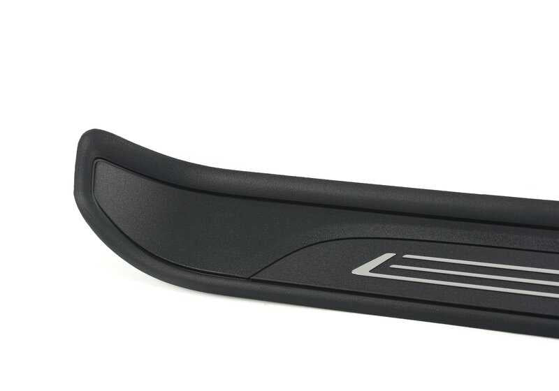 Embellecedor de entrada derecha OEM 51417363866 para BMW E82. Recambio original BMW.