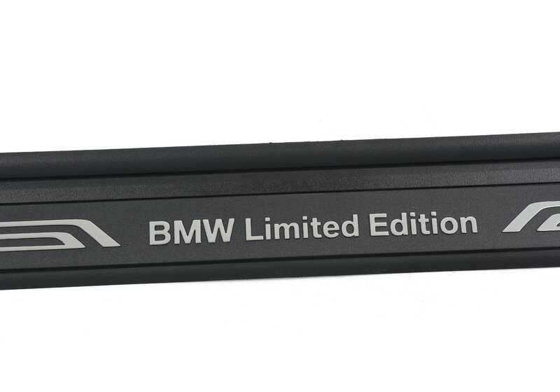 Embellecedor de entrada derecha OEM 51417363866 para BMW E82. Recambio original BMW.