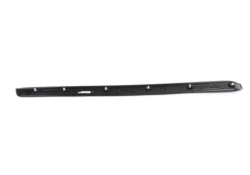 Embellecedor de entrada derecha OEM 51417363866 para BMW E82. Recambio original BMW.