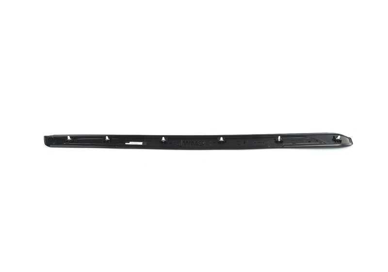 Embellecedor de entrada derecha OEM 51417363866 para BMW E82. Recambio original BMW.