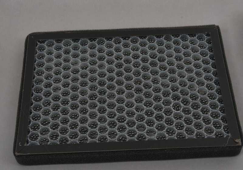 Embellecedor de entrada derecha OEM 51417363866 para BMW E82. Recambio original BMW.