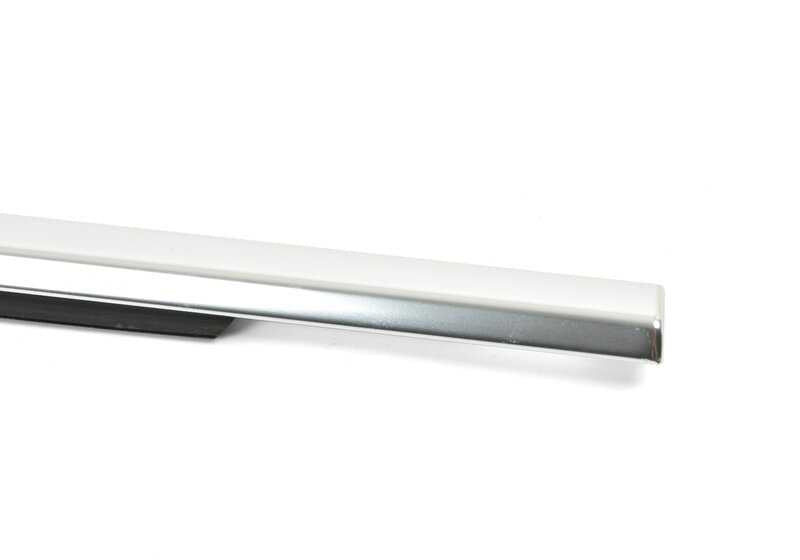 Embellecedor exterior puerta delantera derecha cromado OEM 51217207260 para BMW E60, E60N, E61, E61N. Repuesto original BMW.