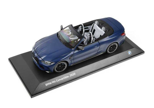 BMW M4 Cabrio G83 Escala Miniatura 1:18 com portas dobráveis e grandes detalhes. OEM 80435A51951 para BMW G83. Coletando +14 anos. Cor azul portimao. Material metálico e plástico. BMW original.