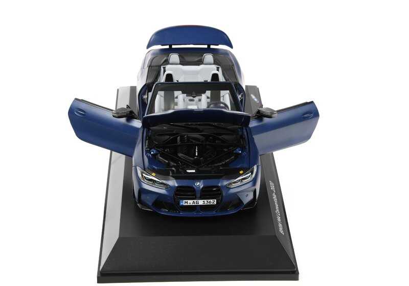 BMW M4 Cabrio G83 Escala Miniatura 1:18 com portas dobráveis e grandes detalhes. OEM 80435A51951 para BMW G83. Coletando +14 anos. Cor azul portimao. Material metálico e plástico. BMW original.