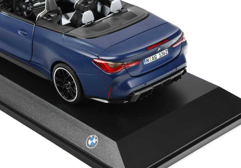 BMW M4 Cabrio G83 Escala Miniatura 1:18 com portas dobráveis e grandes detalhes. OEM 80435A51951 para BMW G83. Coletando +14 anos. Cor azul portimao. Material metálico e plástico. BMW original.