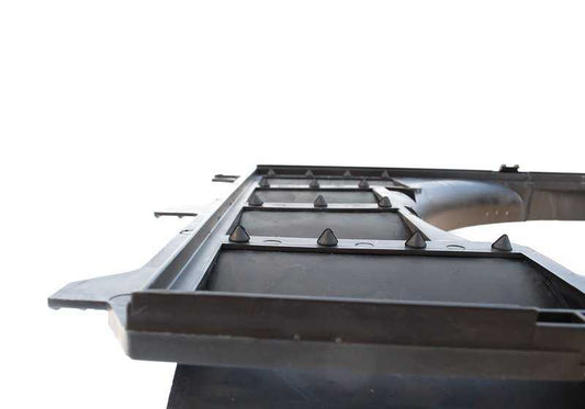 Conduit de ventilateur avec portes OEM 17111723977 pour BMW E34 (530i, 540i) et E32 (740i) avec moteur M60. Compatible avec les modèles fabriqués entre 1992 et 1996. BMW original.