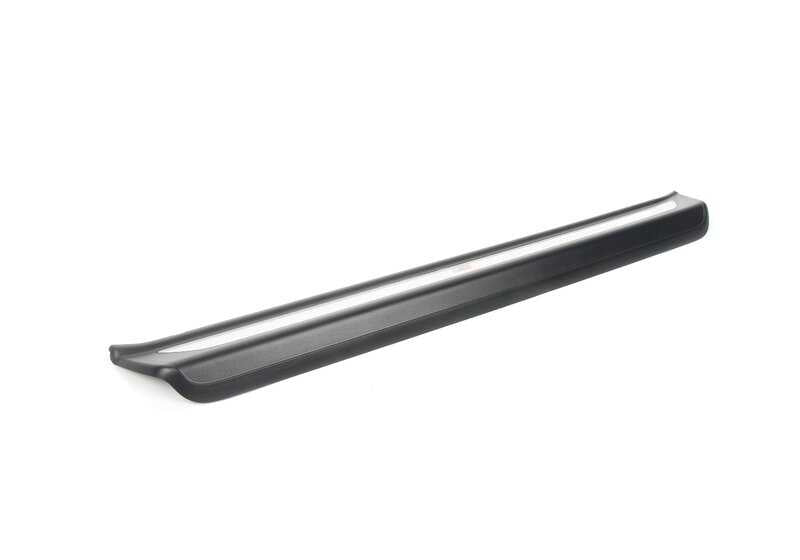 Embellecedor entrada de puerta diseño M OEM 51478051706 para BMW F13, F13N. Aporta un toque deportivo original BMW. Compatible con modelos de 6ª serie coupe. Pieza original BMW.