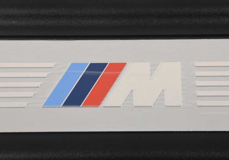 Embellecedor entrada de puerta diseño M OEM 51478051706 para BMW F13, F13N. Aporta un toque deportivo original BMW. Compatible con modelos de 6ª serie coupe. Pieza original BMW.