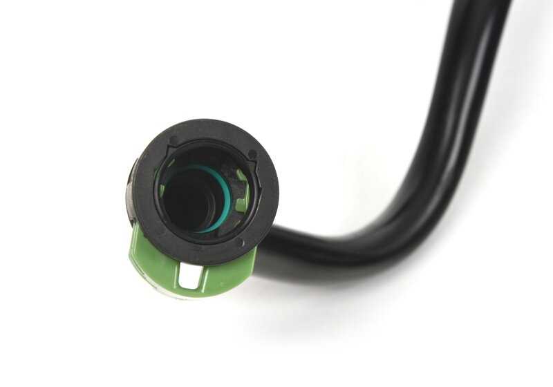 Tubo de refrigeración de aceite de cambio OEM 17227601755 para BMW F25 y F26. Repuesto original BMW.