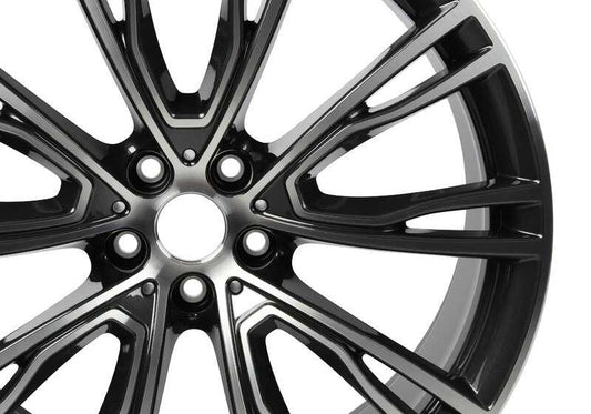 Pneumatico in lega originale BMW V-RADIO 726 in 21 "(9.5x21 ET43) OEM 36108043671 per BMW X3 G01 M40D. Finitura grigio bicolore cieca. Compatibile con modelli dal 2018 al 2024. BMW originale.