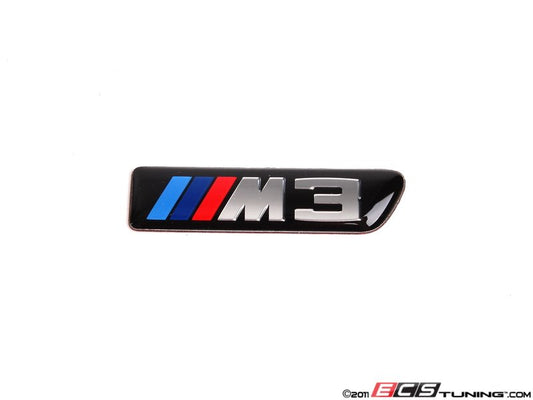 Emblema adhesivo derecho -M3- OEM 51138042228 para BMW Serie 3 E90, E92, E93 M3. Original BMW.