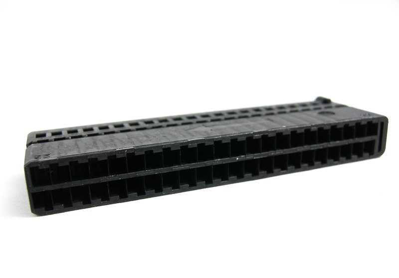 Conector de carcasa OEM 12527521532 para BMW E81, E82, E87, E88, E90, E91, E92, E93, E60, E61, E63, E64, E65, E66, E83, E71, E85, E86, E89. Original BMW.